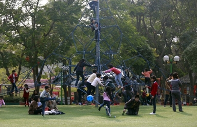 Bênh con bị đánh trong khu vui chơi, cha chém người bất tỉnh